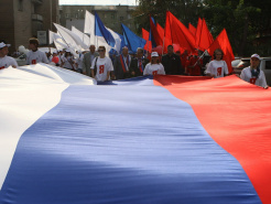 В Ульяновске в честь праздника российского флага запланировали массовое шествие и 50-метровый триколор