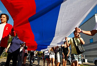 На празднике российского студенчества собрались почти 6 тыс. хабаровчан с российскими флагами и георгиевскими лентами