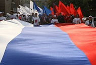 В Ульяновске в честь праздника российского флага запланировали массовое шествие и 50-метровый триколор